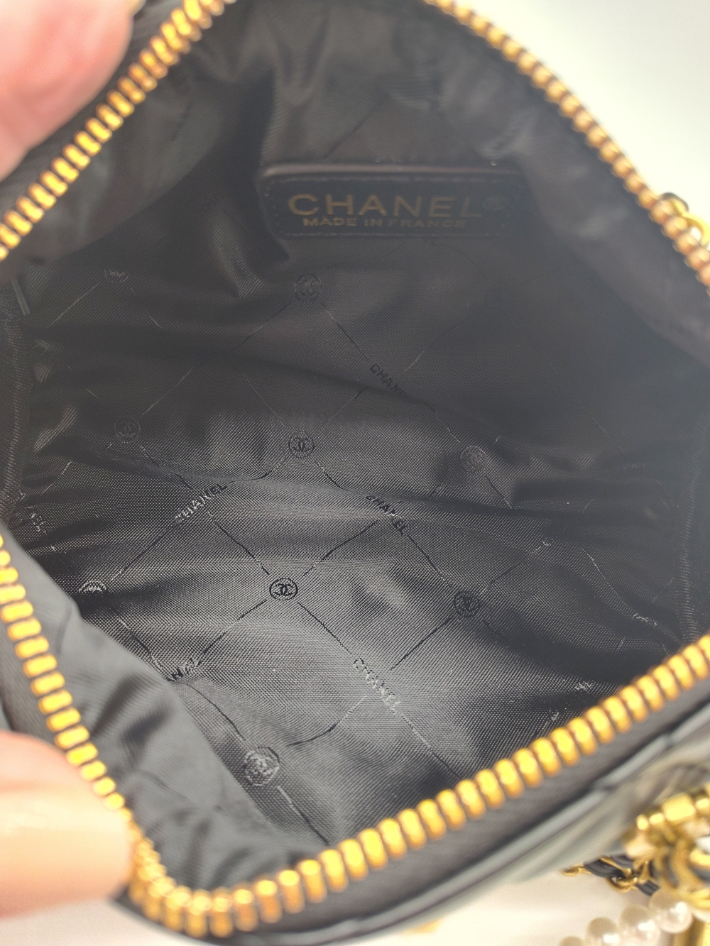 CHANEL Makeup Promotional Black Quilted Barrel Vanity Bag Pearl Chain Beaute - Picture 8 of 14